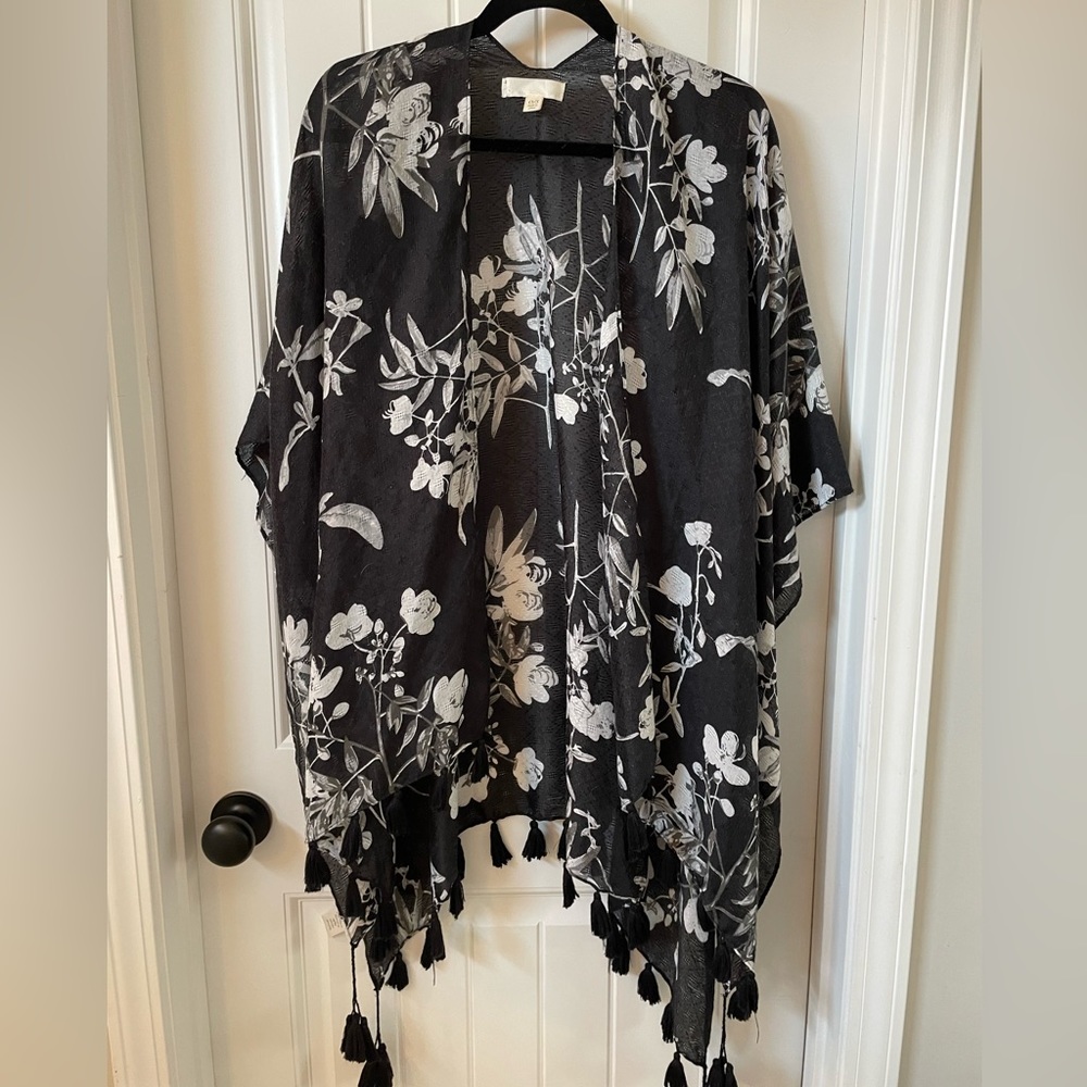 Black/white floral swim cover up/summer poncho
